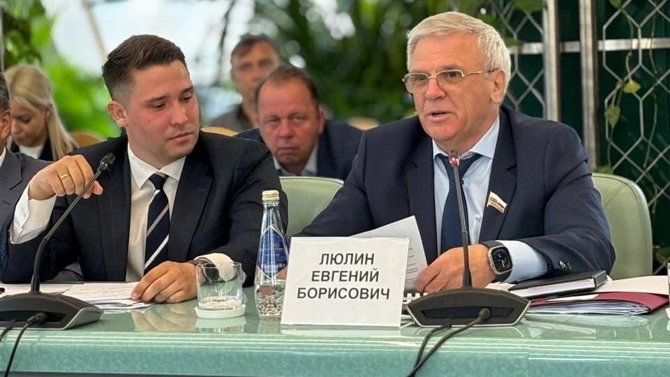 Евгений Люлин: «Приволжская практика организации работы парламентских структур пригодится молодежи Донбасса»