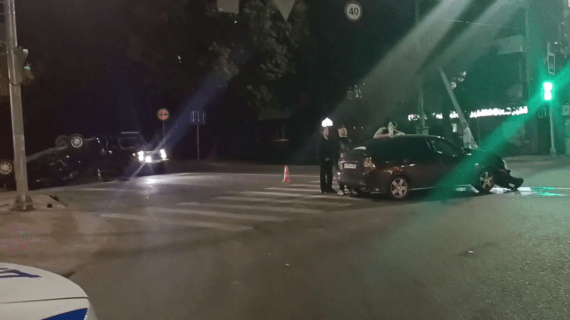 «Лада» перевернулась на крышу во время ДТП в Нижнем Новгороде