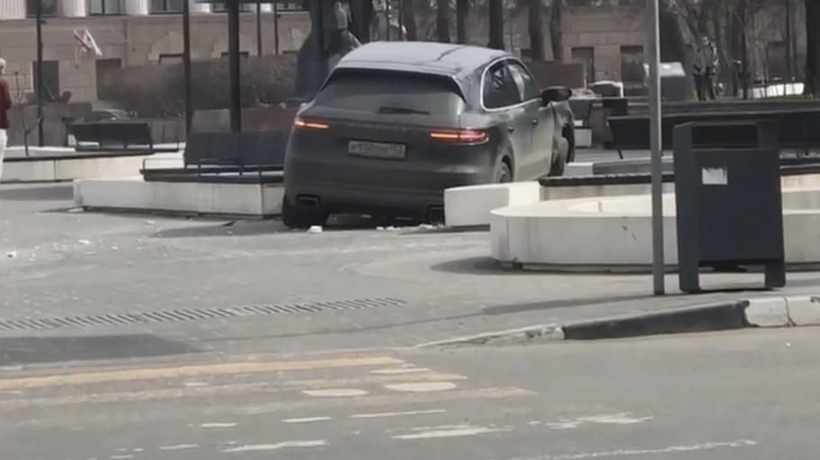 Porsche вылетел на тротуар на площади Маркина в Нижнем Новгороде