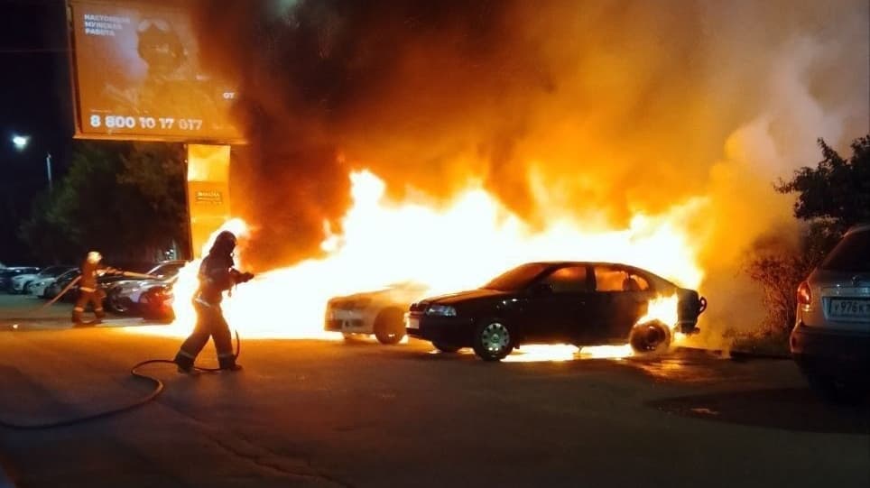 Четыре автомобиля сгорели на парковке в Нижнем Новгороде