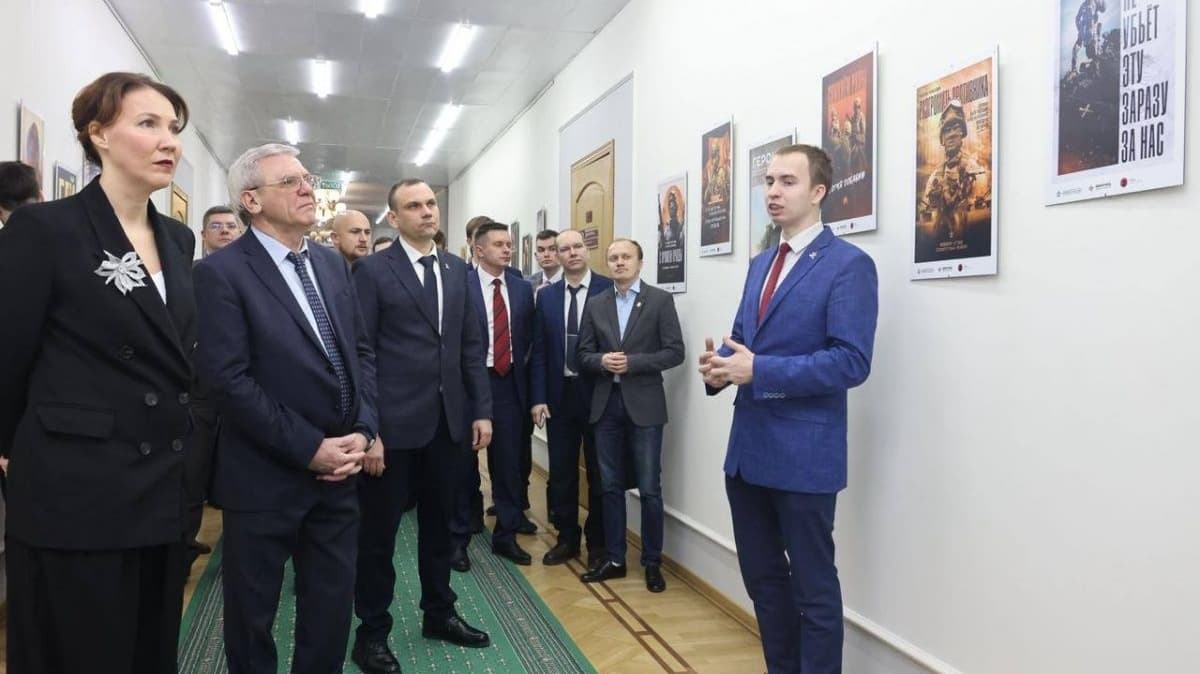 Выставка патриотических плакатов открылась в нижегородском Заксобрании