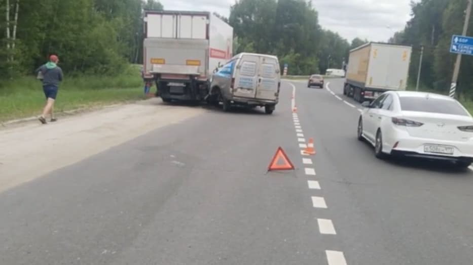 «ГАЗель» протаранила стоящий прицеп на Бору