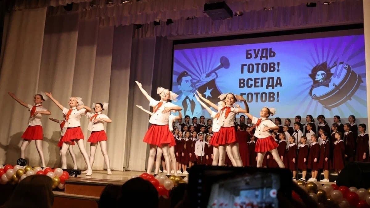 Евгений Люлин поздравил Дворец детского творчества в Дзержинске с 90-летием