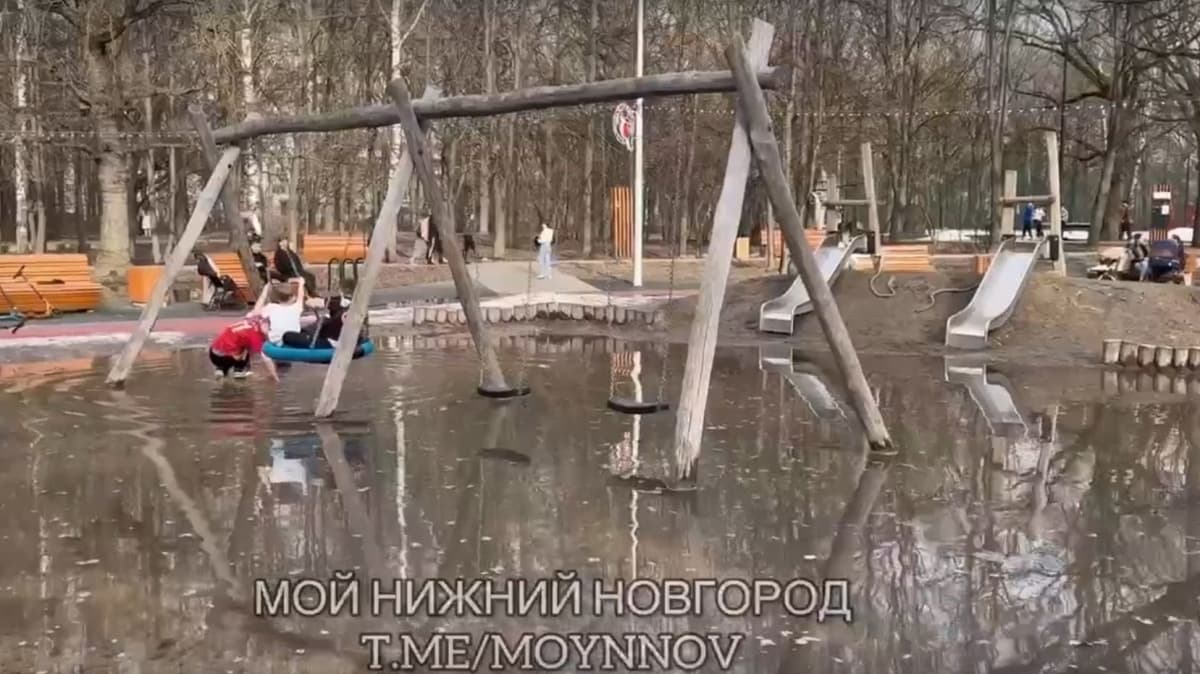 Детскую площадку затопило в нижегородском парке «Дубки»