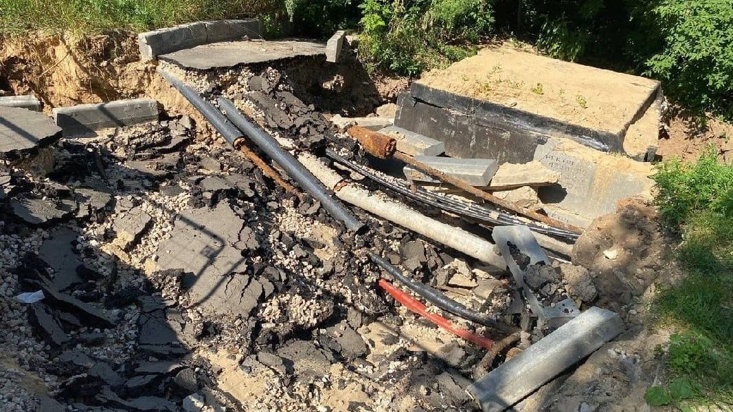 Гигантский провал образовался у жилого дома в центре Нижнего Новгорода