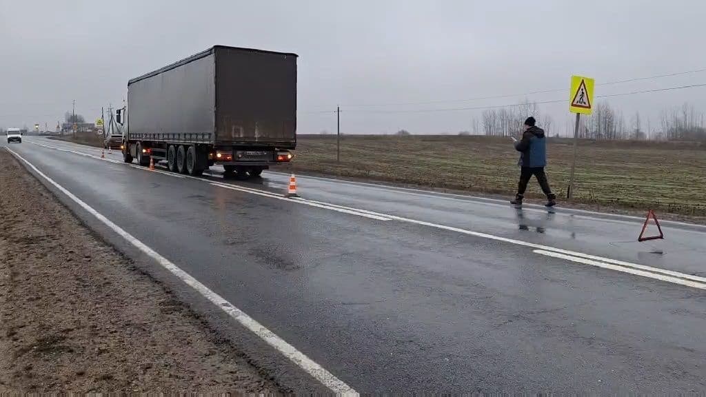 Пешеход попал в реанимацию после наезда фуры в Уренском округе