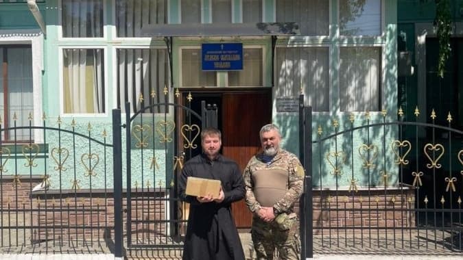 Нижегородка передала монастырю в ЛНР инструменты для реставрации скрипок