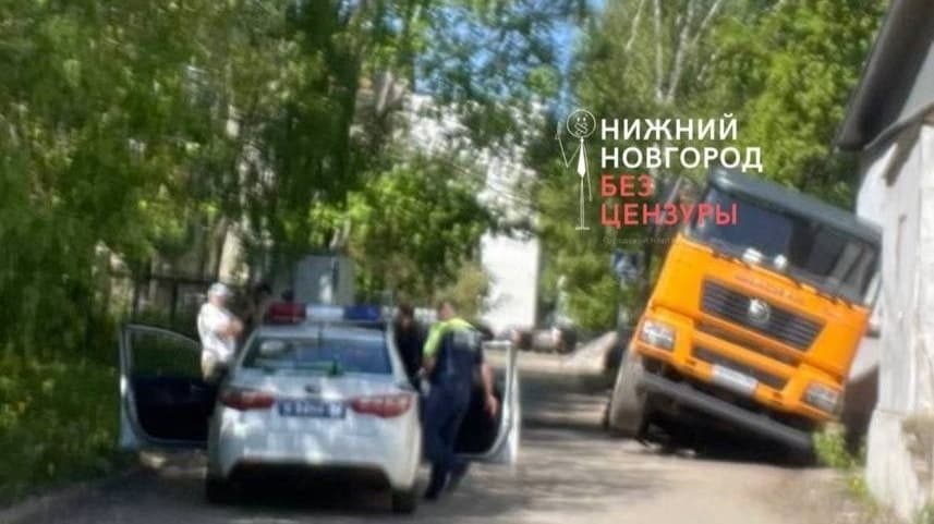 Грузовик провалился под землю в Нижнем Новгороде