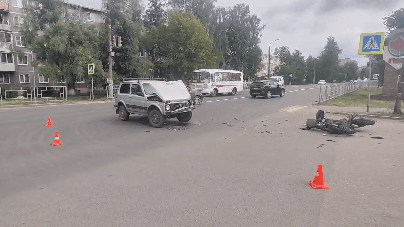 Водитель «Нивы» устроил серьезное ДТП с мотоциклом в Павлове