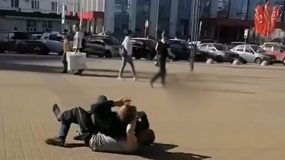 Мужчины устроили драку напротив вокзала в Нижнем Новгороде