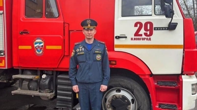 Пожарный спас двух провалившихся под лед рыбаков в Нижегородской области