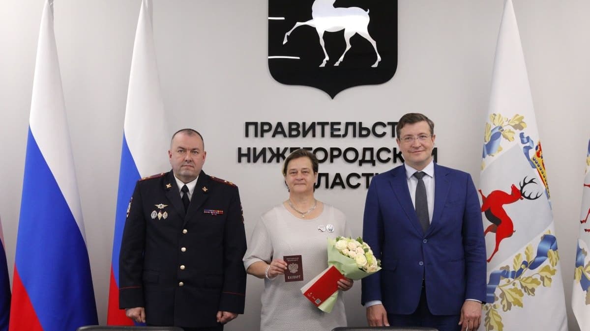 Никитин вручил российский паспорт немецкой активистке Килинч