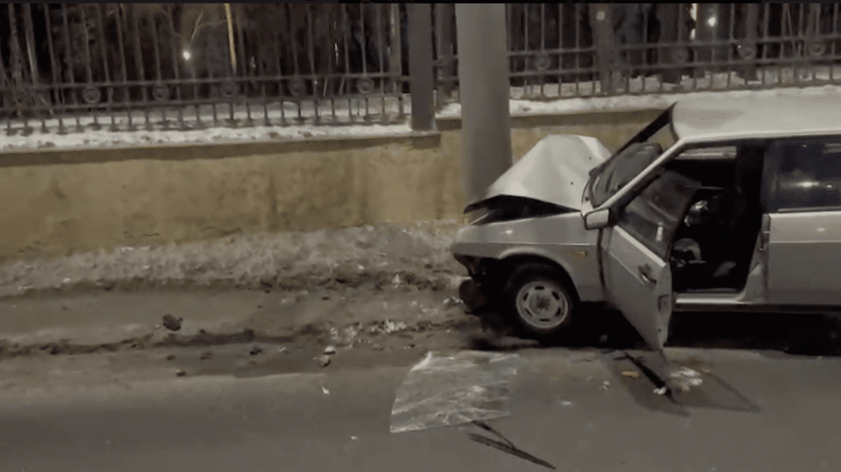 ВАЗ влетел в столб на проспекте Гагарина: водителю стало плохо за рулем
