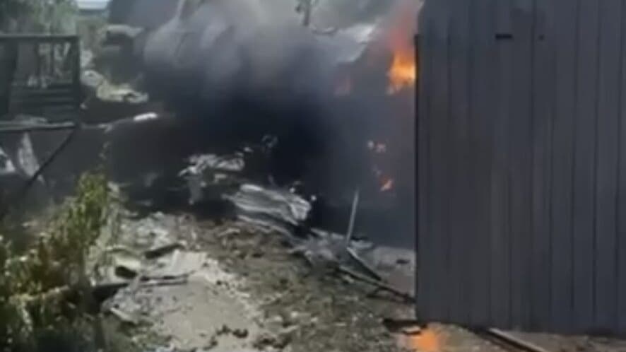 Самолет рухнул рядом с жилым домом в Казани
