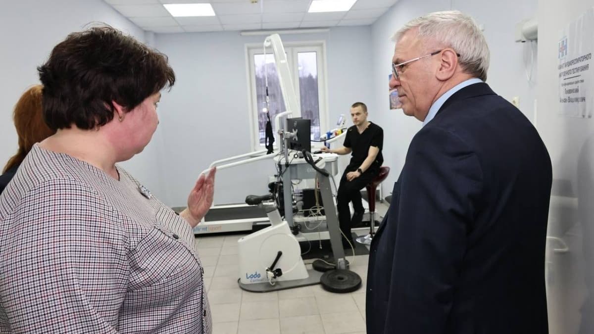 Председатель Заксобрания Евгений Люлин посетил спортивную базу на Бору