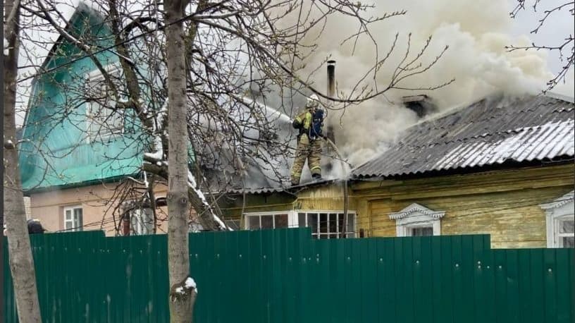Женщину эвакуировали из горящего дома в Нижнем Новгороде