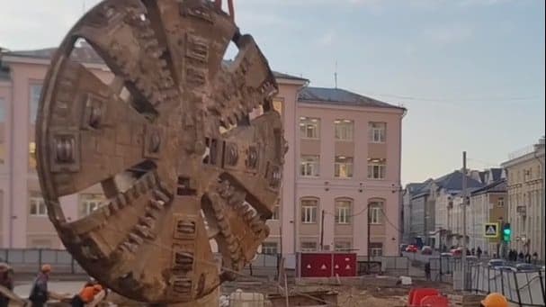 Ротор тоннелепроходческого комплекса подняли из котлована на площади Свободы