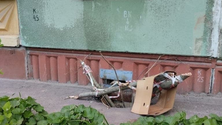 Огромный провал образовался около десятиэтажки в Верхних Печерах