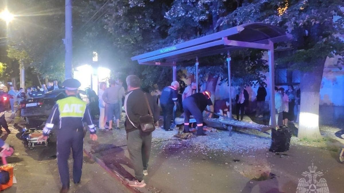 Опубликованы фото с места ДТП с погибшими на остановке в Нижнем Новгороде