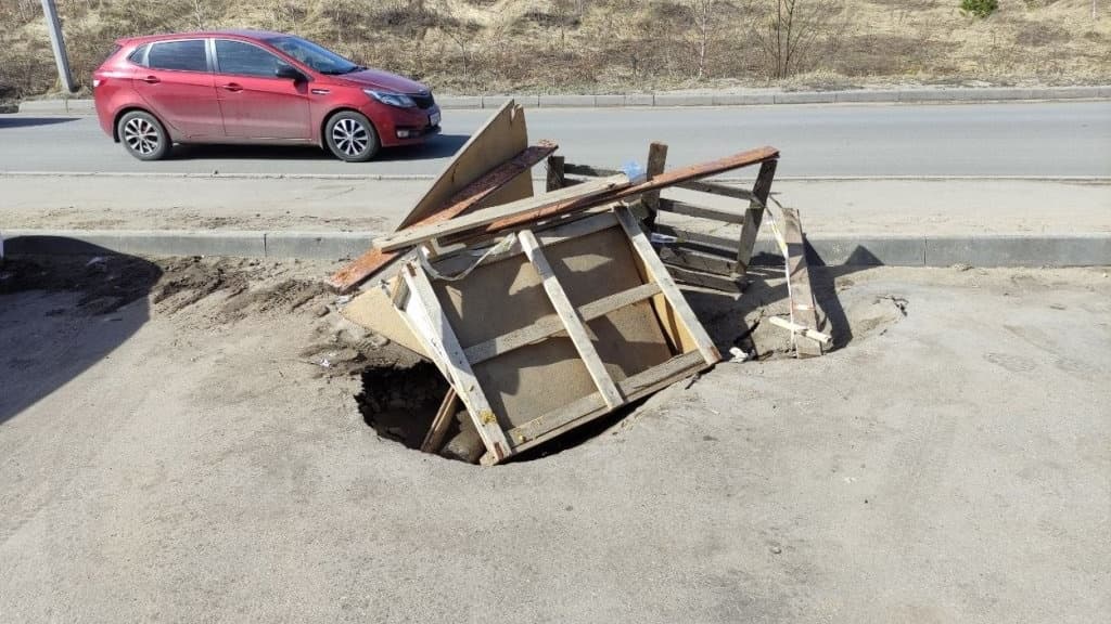 Гигантская яма пугает жителей ЖК «Окский берег» в Нижнем Новгороде