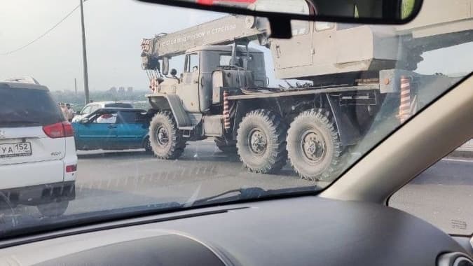ДТП с автокраном случилось на Мызинском мосту