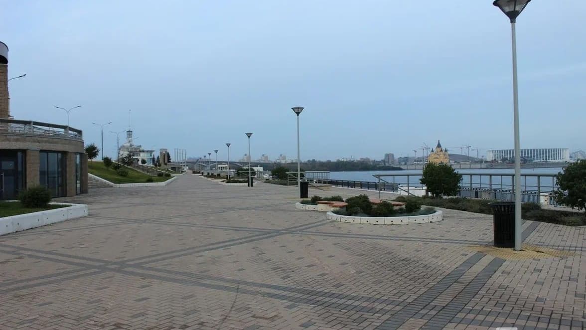 Часть Нижне-Волжской набережной закрыли строительным забором до ноября