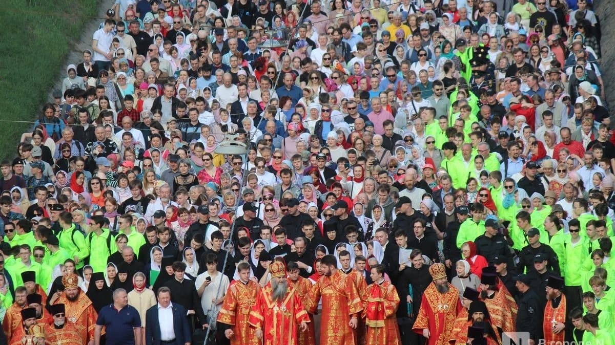 Фоторепортаж: как прошел пасхальный крестный ход в Нижнем Новгороде