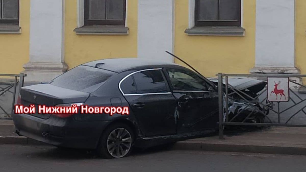 Иномарка протаранила здание Театрального училища в Нижнем Новгороде