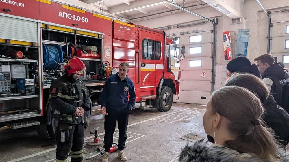 Школьники примерили роль спасателей в пожарной части Дзержинска