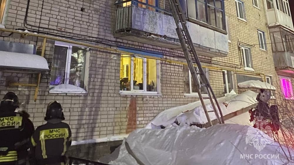 В поселке Неклюдово эвакуировали 12 человек из-за пожара в пятиэтажке