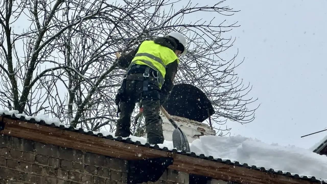 В Канавинском районе в рамках подготовки к паводку чистят крыши и ливневки