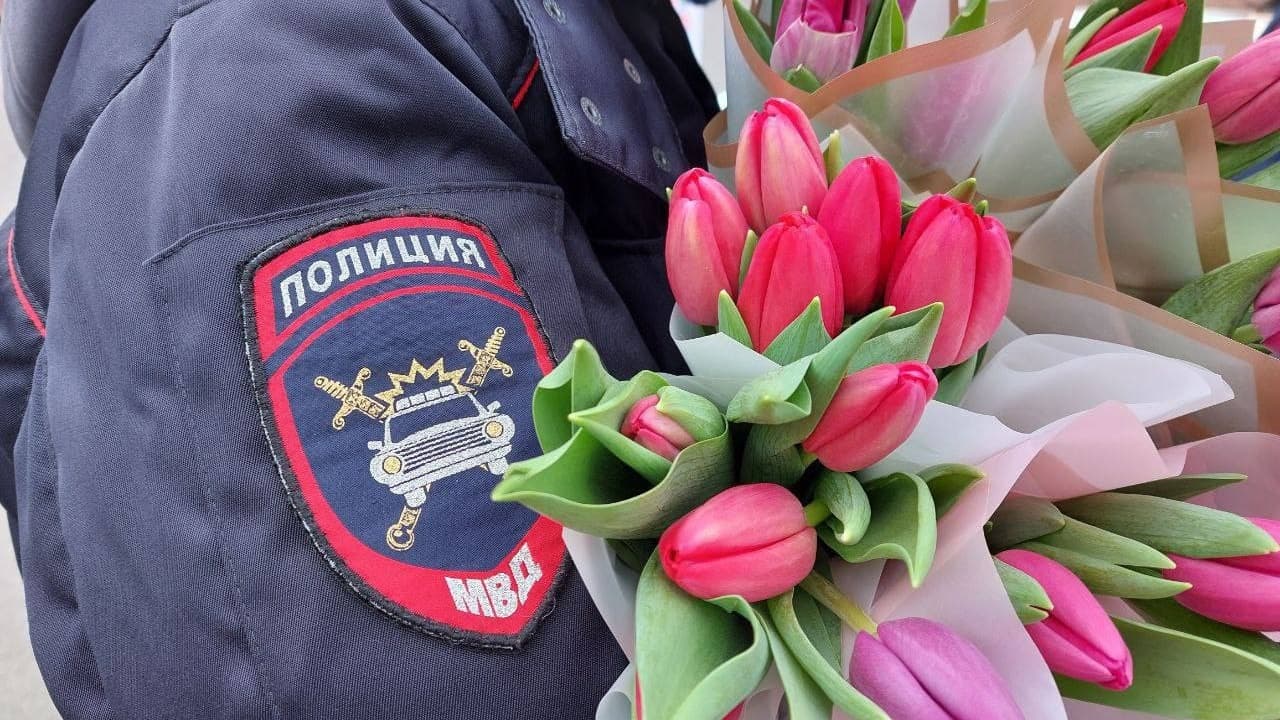 Нижегородские инспекторы 4 марта будут дарить цветы автоледи