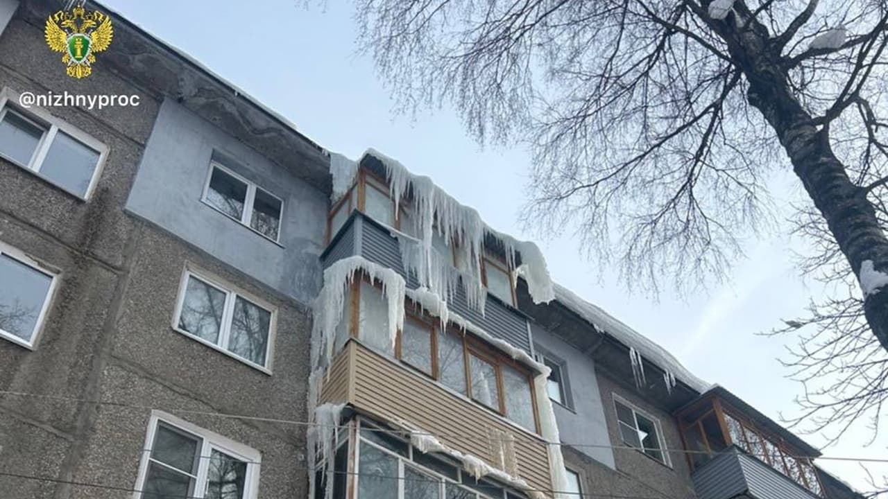 Нижегородская прокуратура организовала проверки очистки крыш от снега и наледи