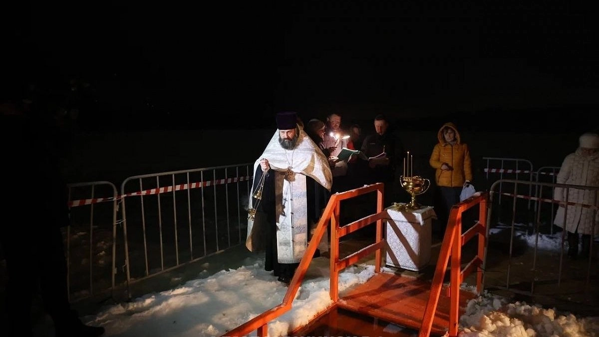 Главная картинка новости: Более 300 жителей Дзержинска окунулись в купель на Крещение