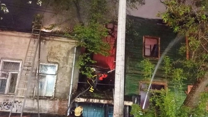 Многоквартирный дом сгорел в центре Нижнего Новгорода: его подожгли