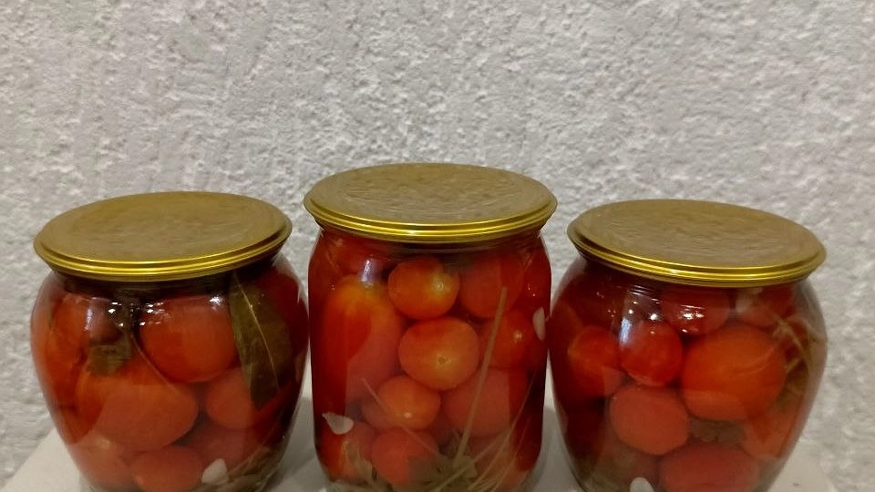 Помидоры на зиму делаю без уксуса — в собственном соку: прекрасно стоят до весны, весь урожай в дело