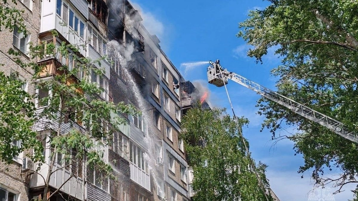 Жители многоэтажки на Пермякова слышали взрыв перед пожаром