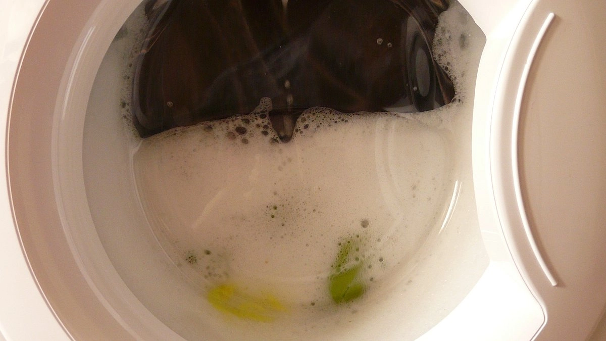 Три ложки на ведро воды: старый способ стирки делает занавески ослепительно белоснежными