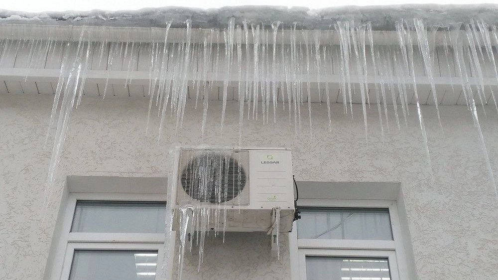 Кладовщик сорвался с крыши в Нижнем Новгороде, когда чистил снег