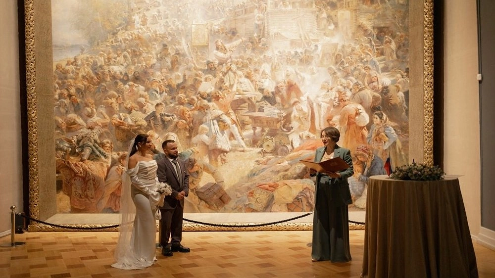 В Нижнем Новгороде пара поженилась у картины «Воззвание Минина» в День народного единства