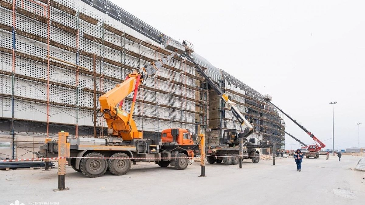 Панели фасада монтируют на Ледовой арене на Стрелке в Нижнем Новгороде