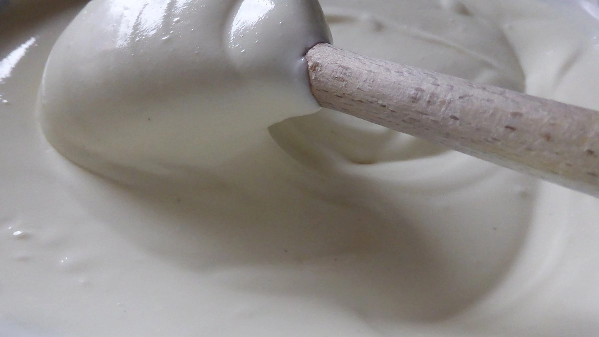 Вечером смешиваю ряженку и сметану: утром получаю сыр "Филадельфия" — готовится, пока вы отдыхаете