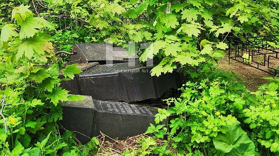 Свалку разрушенных надгробий нашли у кладбища в Нижегородской области