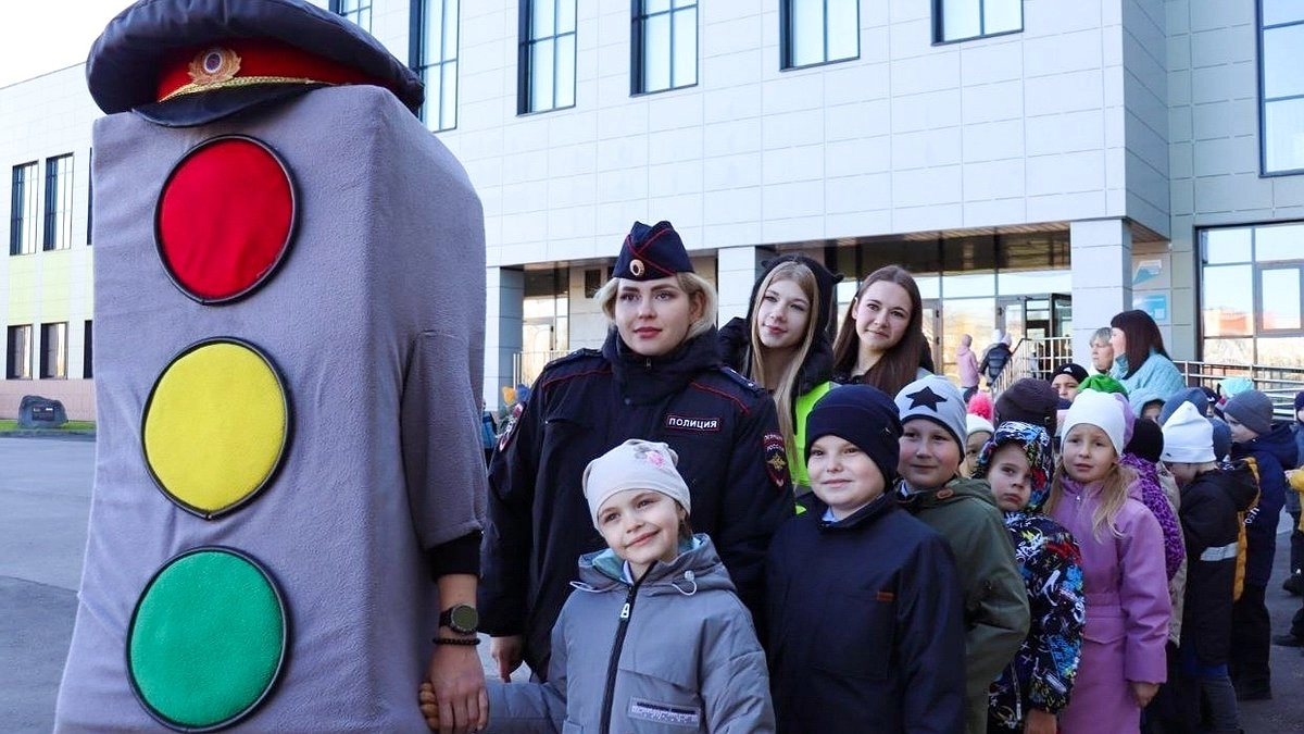 Главная картинка новости: Арзамасские первоклассники "Созвездия" изучили безопасный путь в школу