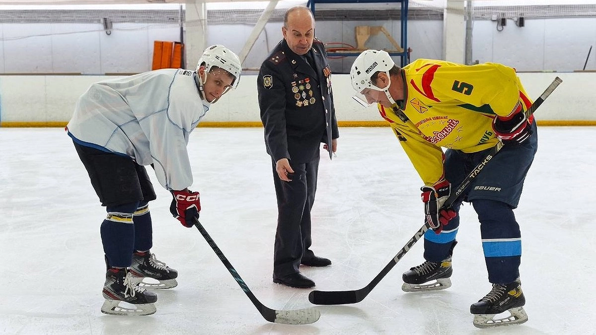 Главная картинка новости: В Арзамасе полицейские и ветераны спорта сыграли в хоккей