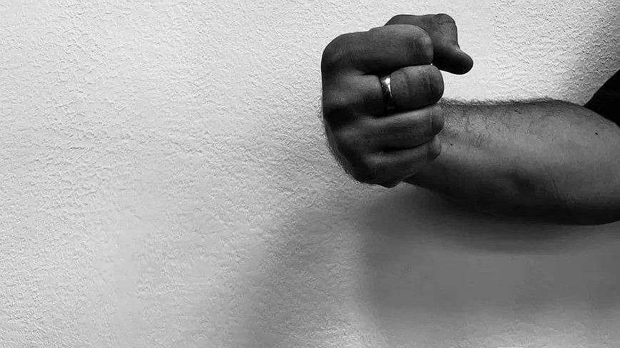 Парень избил и затолкал в машину девушку в Нижнем Новгороде