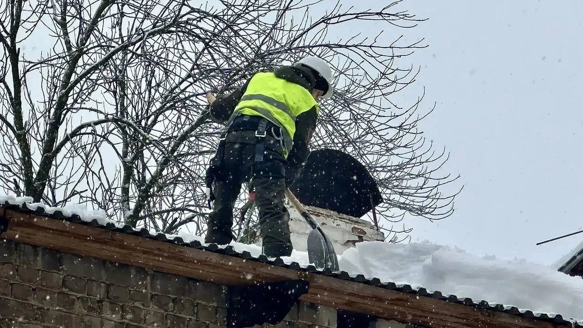 Главная картинка новости: В Канавинском районе в рамках подготовки к паводку чистят крыши и ливневки