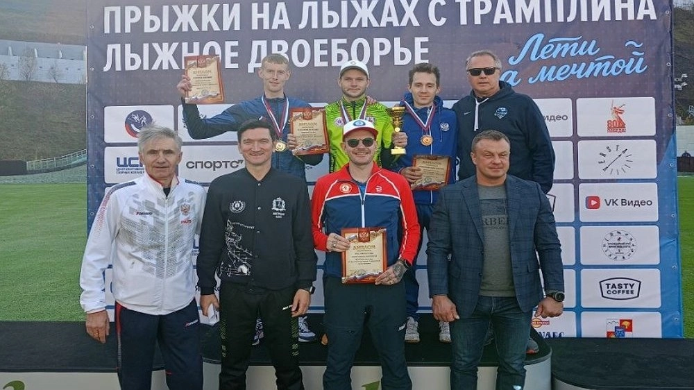 Главная картинка новости: Нижегородский спортсмен взял два «золота» Кубка России по прыжкам на лыжах с трамплина