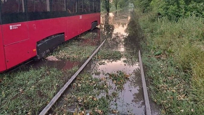 Главная картинка новости: Трамваи №8 и №12 не ходят в Нижнем Новгороде из-за затопленных путей