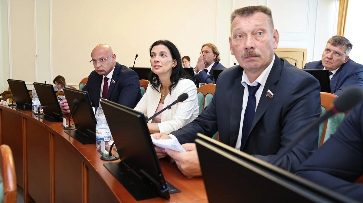 Главная картинка новости: Евгений Люлин: «Законодательное Собрание активно участвует в реализации молодежной политики в регионе»